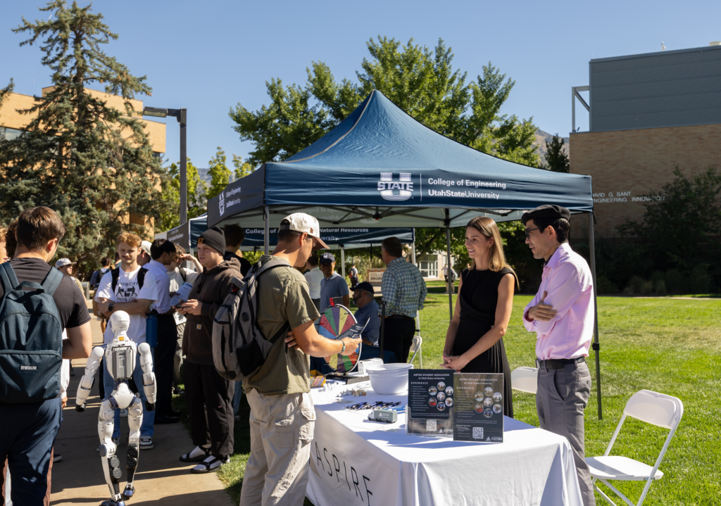Student visits ASPIRE tabling event for the USU Undergrad research fair. 